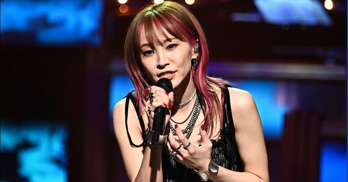 LiSA sings the anime opening 'Gurenge' on the Kohaku New Years show :  r/KimetsuNoYaiba