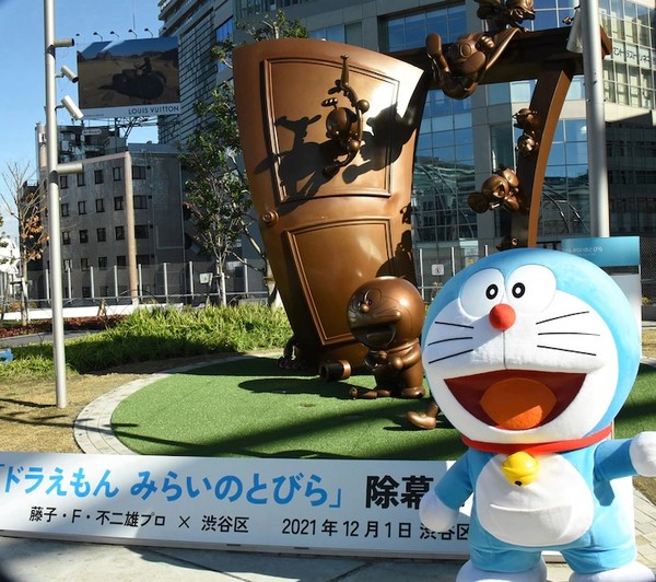 ganso doraemon bronze sculpture